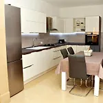 Luna Postira